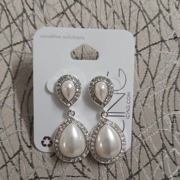 Earring - Picture 1 of 3